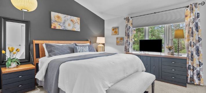 Winter Getaway with Cozy Fireplace in This Elegant Lake Geneva Condo & King Bed. 제네바 호텔