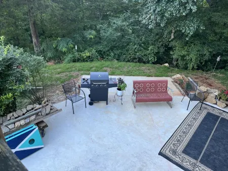 Modern , farmhouse basement, suite, queen bed, efficiency , dogs welcome. Отели рядом с достопримечательностью «Lazy Days Winery»