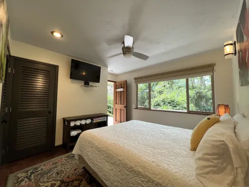 Jungle view bedroom with private entrance,outdoor private Bali style bathroom