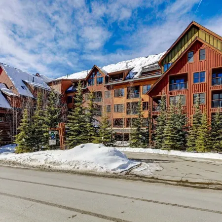 Spacious Top-Floor 3-Bed Springs Condo: 5 Minute Walk to Gondola and Restaurants