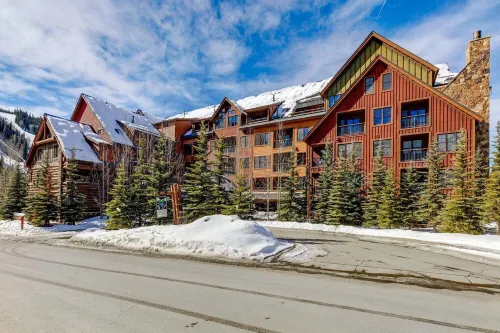Spacious Top-Floor 3-Bed Springs Condo: 5 Minute Walk to Gondola and Restaurants