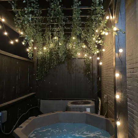 Private 2 Level Apartment with Hot Tub in Tremont