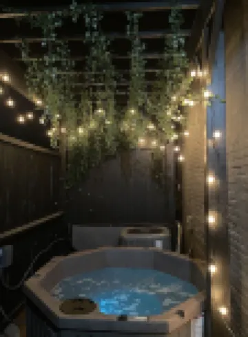 Private 2 Level Apartment with Hot Tub in Tremont