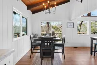 North Bay Lounge-NEW! Lake cabin: Gameroom and Lake Access! AC included