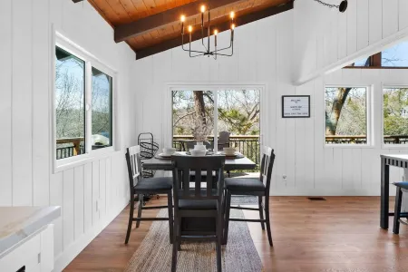 North Bay Lounge-NEW! Lake cabin: Gameroom and Lake Access! AC included Отели рядом с достопримечательностью «Библиотека Лейк Арроухед Бранч»