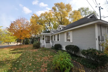 The Bay House - one block from Geneva Lake Отели в г. Уильямс Бэй