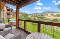 Hot tub, 2 primaries, 180° view of Deer Valley, 1GB wifi, pets welcome