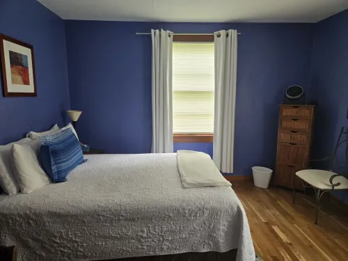 Colorful Family Friendly, Pet Friendly Bungalow, Sleeps 6 - Jacksonville, FL