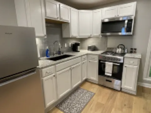 Downtown King Bed Suite- Very Walkable- Flexible Cancellation