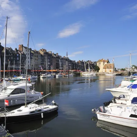 Remodeled waterfront romantic apartment downtown Honfleur. Panoramic sights