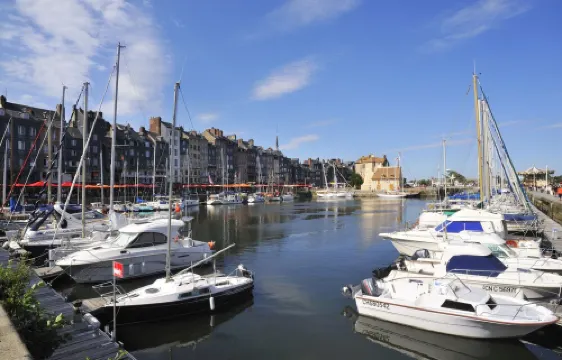 Remodeled waterfront romantic apartment downtown Honfleur. Panoramic sights