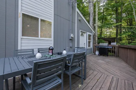 Lake access/Arcade/Hot Tub and A/C! The best Pocono community- book now!