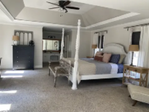 Lakefront Cabin on West Point Lake, Private Dock, Fire Pit! Near Lagrange チェンバースのホテル