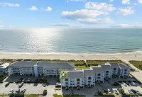 Top Floor Carolina Beach Condo ☀ Private Beach Access ☀ Oceanfront Pool - 2-Star