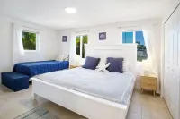 Dolphin Retreat-3 bedroom 2 Bath Marathon Home w Private Pool & 60 foot Dock
