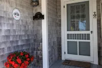 Cozy Ocean Side Cottage with screened in Sun room! 5 minutes from Private beach - 3-Star