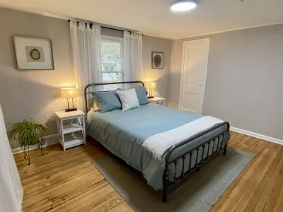 Quaint 2 bed 1 bath cottage style home Hotels near Paul J Ciener Botanical Garden