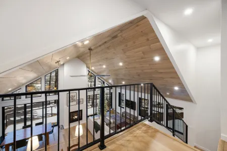 Luxurious Tug Hill Lodge-Direct Snowmobile Access Отели в г. Терин