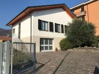 House for 4 people, private parking for 2 cars, 5' by car from Como