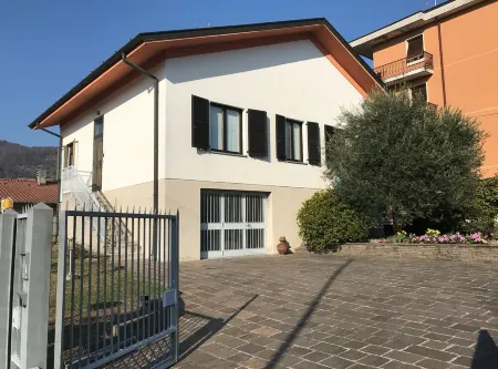 House for 4 people, private parking for 2 cars, 5' by car from Como