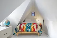 Bethel Woods Escape: Fire Pit~BBQ~Hiking~on 5 Acres~Cute A-Frame