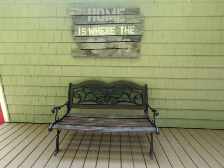 Charming Couple's Cottage close to Lake Michigan, Silver lake, and Stoney Lake