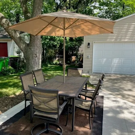 Avon Lake - Recent Remodeled & Spacious Charming 2BR Beach Home