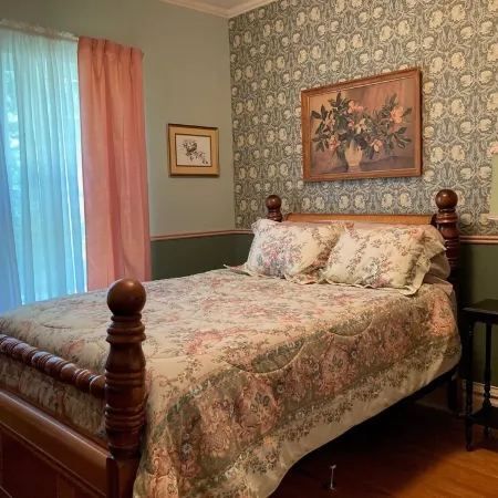 Mt Hope Heritage Home - Step back in time in this unique three bedroom home.