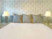 Oceanfront/Ground Floor, Sleeps 4, A/C!!, Steps to the ocean. LOCATION!!!!