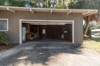 Mid-Century Vibes w/ Firepit Near UF/Downtown/Shands & Walk to Coffee Culture