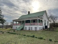 Newly restored 1910 Ozark Mountain Dogtrot Cottage Hotel a Van Buren County