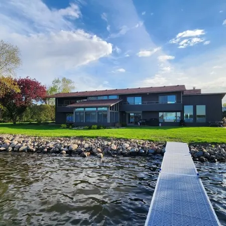 Lakeside Getaway - Games, HotTub & Space to Gather