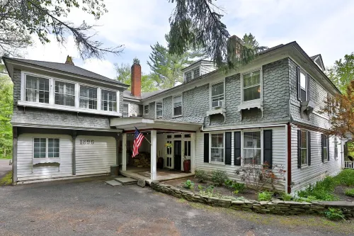 Birch Creek Retreat ~ 8br, 8ba, New Hot Tub + Sauna
