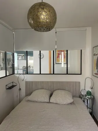 Charming 2-room apartment, city center, loggia, parking Отели в г. Сет