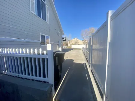 Lovely Basement Suite-2 bedrooms/1 bath with FULL kitchen and laundry!!!