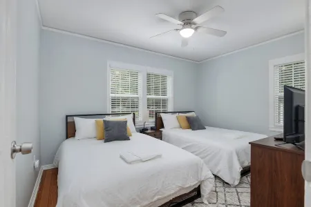 Cottage By UF - Walk to Stadiums, Campus and Midtown