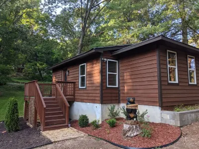 Cozy Cottage Near Lake Lanier Hotels near Phantom Fireworks of Buford