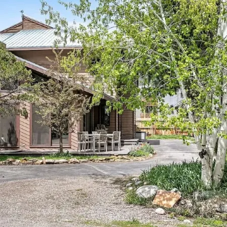 Pet-friendly 5 bed/4 bath home, just minutes to Beaver Creek, Avon, and Vail