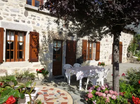 giteduplombducantal to the guards in Saint-Jacques-Des-Blats