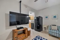 Cute/updated efficiency condo/Gulf front building/NO BALCONY OR VIEW/FREE CHAIRS