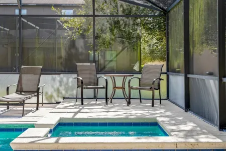 5 BR with pool! By shopping, restaurants, Disneyworld, & Universal Studios!