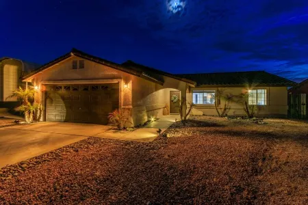 Extended Stay Oasis/Lake Views/Pool+Hot Tub/Snowbird Friendly/RV Covered Parking