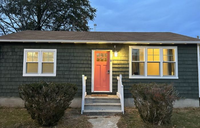 Newly renovated cottage less than two blocks from the beach