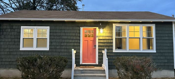 Newly renovated cottage less than two blocks from the beach Hotels in Villas
