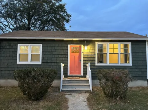 Newly renovated cottage less than two blocks from the beach