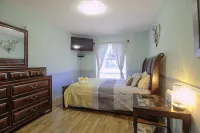 Heated pool, lakeview, double king size, 4 bedrooms, 6 beds, 2 bath, sleep 12 Hotels near Greyhound: Bus Station