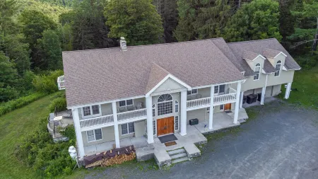 Maplewood Manor, 8Br w/ Hot Tub, Gym, Fire Pit, Near Hunter/Windham Skiing