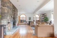 Maplewood Manor, 8Br w/ Hot Tub, Gym, Fire Pit, Near Hunter/Windham Skiing