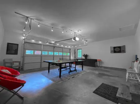 Spectacular Mountain & Sunset Views! Spacious Home Sleeps 12! Ping Pong/Hot Tub!