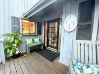 2 Min Walk 2 Beach Pickleball Golf Tennis Restaurants. Pvt Heated Pool Spa Bikes